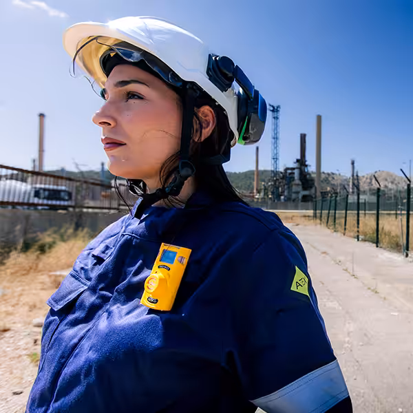 Opératrice équipée du détecteur monogaz SGT en usine pétrochimique