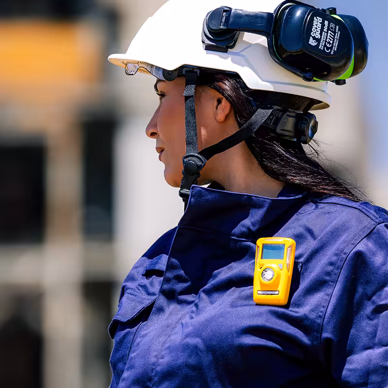 Détecteur monogaz BW Clip utilisé par un intervenant en environnement industriel et pétrochimie