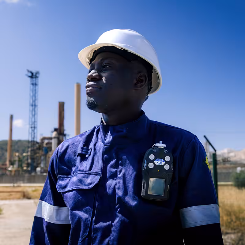 Détecteur multigaz POLI sur opérateur site pétrochimique